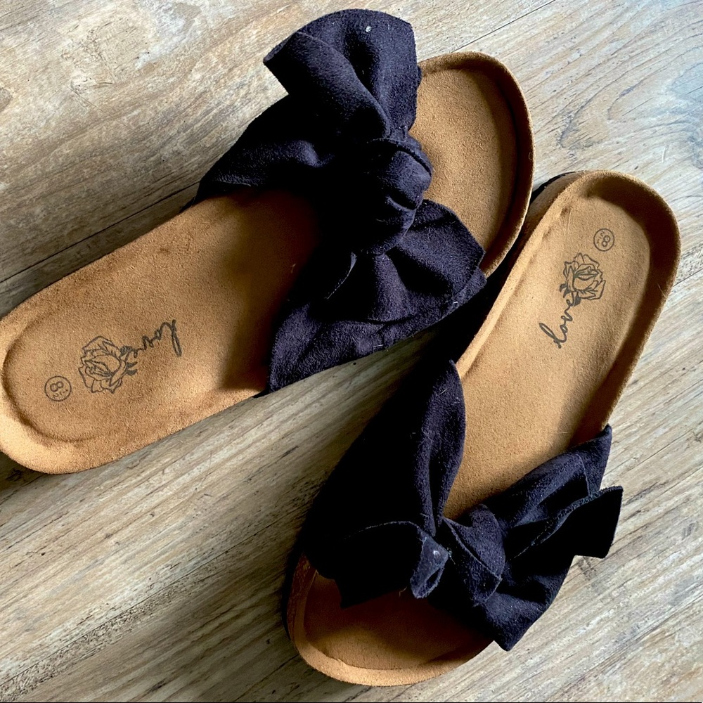 Black bow tie slip-on clogs. Brown felt cushion soles, size 8 1/2
